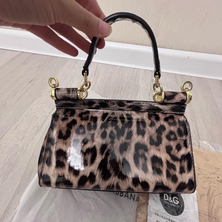 Мини-сумка от Dolce & Gabbana в лаковой коричневой коже