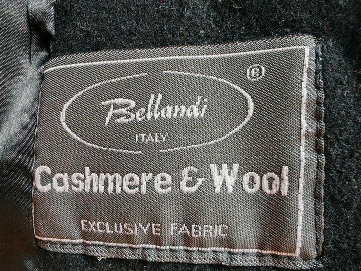 Пальто украшено мехом норки