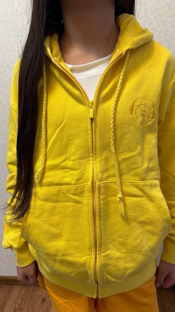 Желтый джемпер