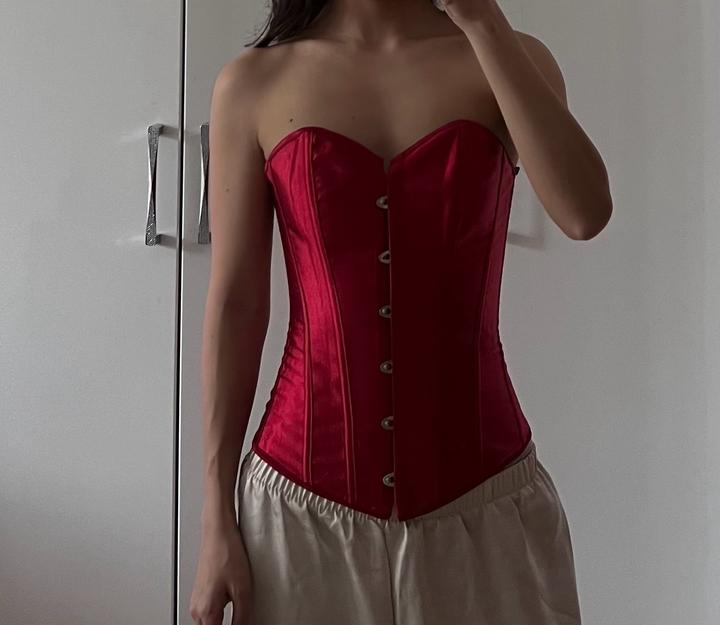 Красный атласный корсет на завязках