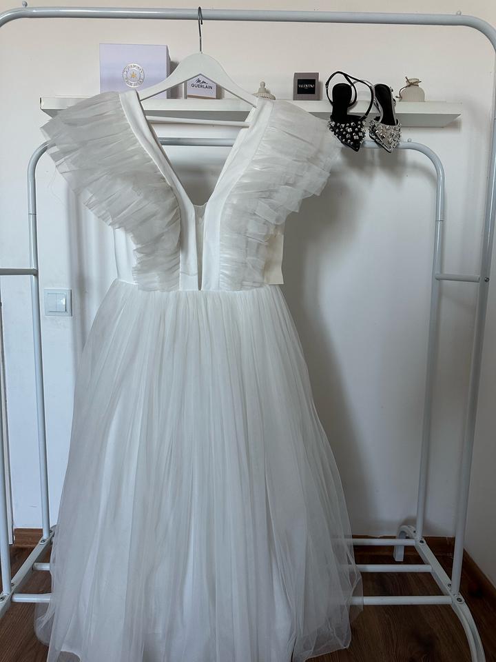 Платье на выпускной, или свадебное, миди