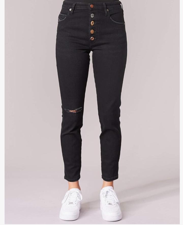 женские джинсы бренда Diesel имеют застежку на пуговицы и декоративный разре