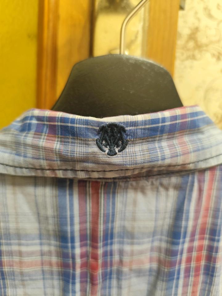 Рубашка с коротким рукавом.