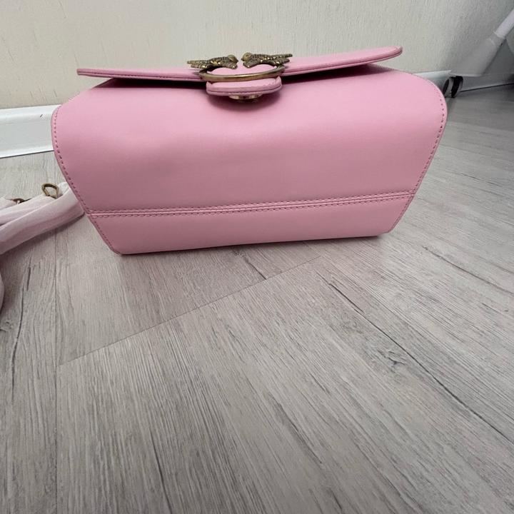 Розовая сумка Pinko с золотистой фурнитурой.