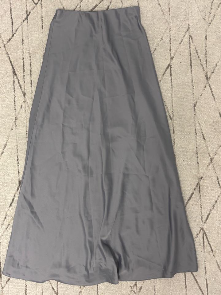 Серая атласная юбка