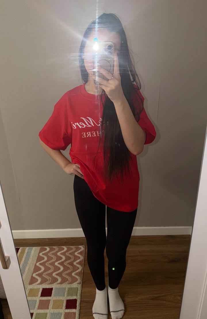 Красная футболка