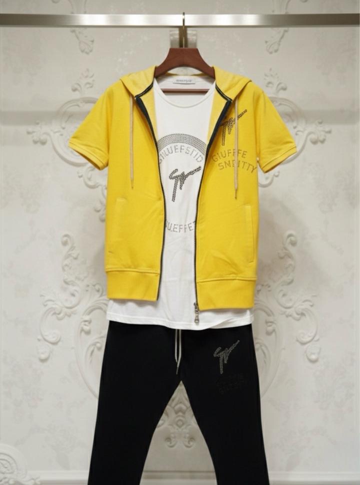 Спортивный женский костюм