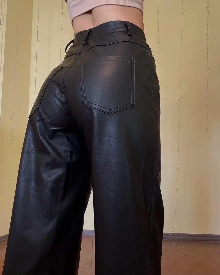Черные кожаные штаны на высокой посадке