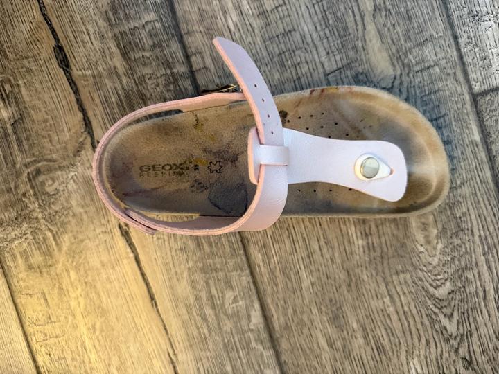 Розовые сандалии