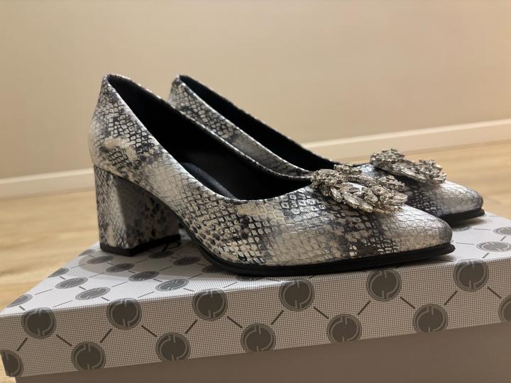Элегантные кожаные туфли со змеиным принтом — эффектный вариант на выход