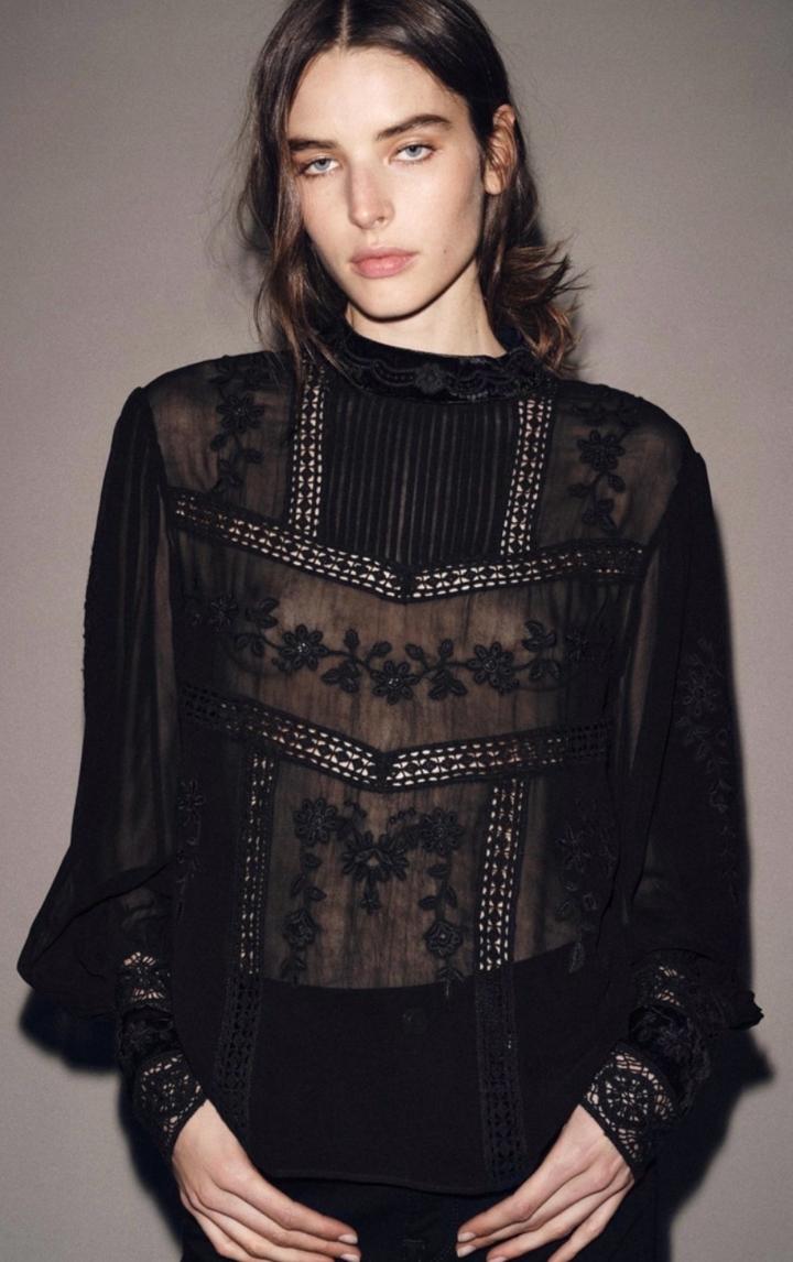 Блуза с кружевом из бархата