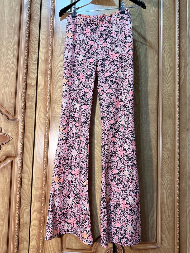 Яркие брюки клёш с цветочным принтом