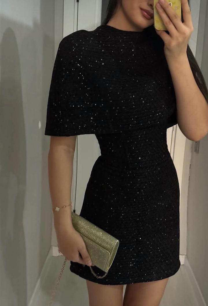 Черное платье с кейпом