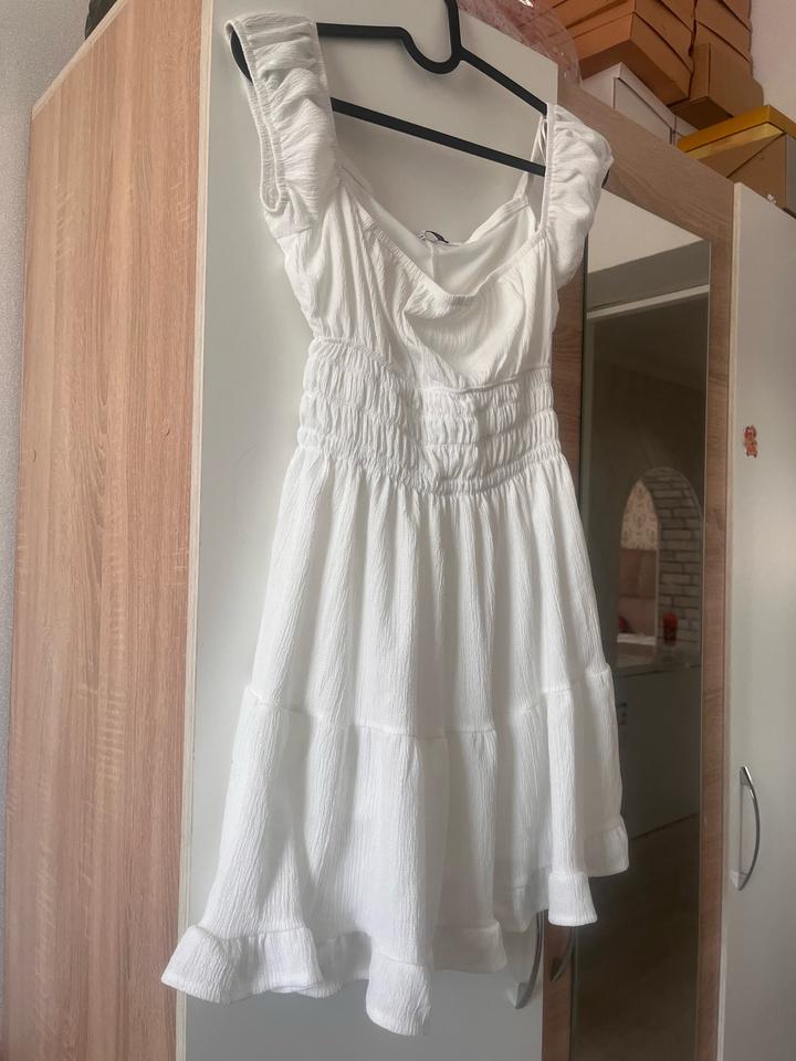 Мини белое платье:Bershka