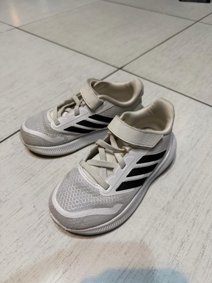 Легкие кроссовки Adidas