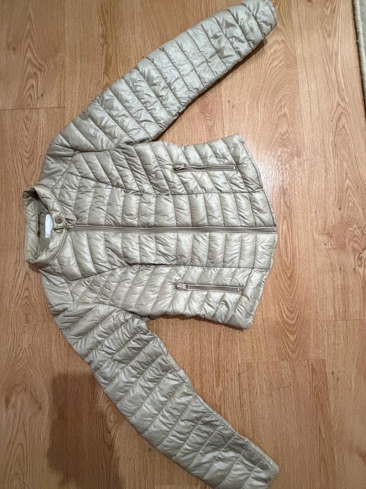 Продам легкие куртки на весну,лето