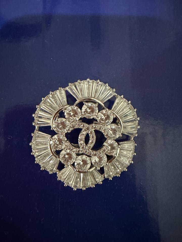 Брошь на одежду . Chanel .
