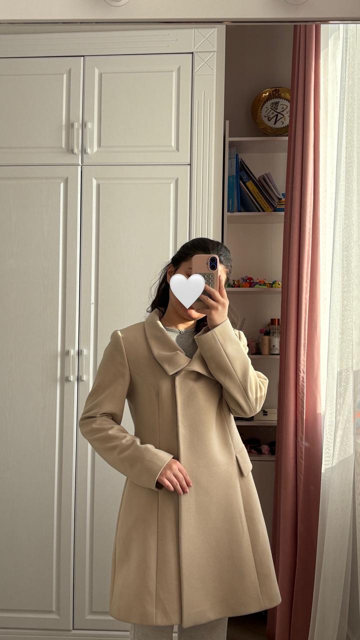 Пальто бежевого цвета