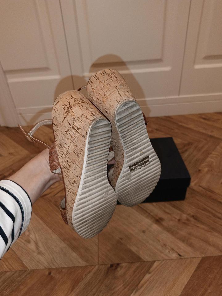 Босоножки кожаные на танкетке Caprice