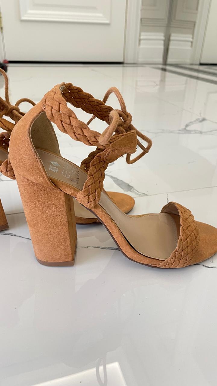 Босоножки на каблуке 1+1