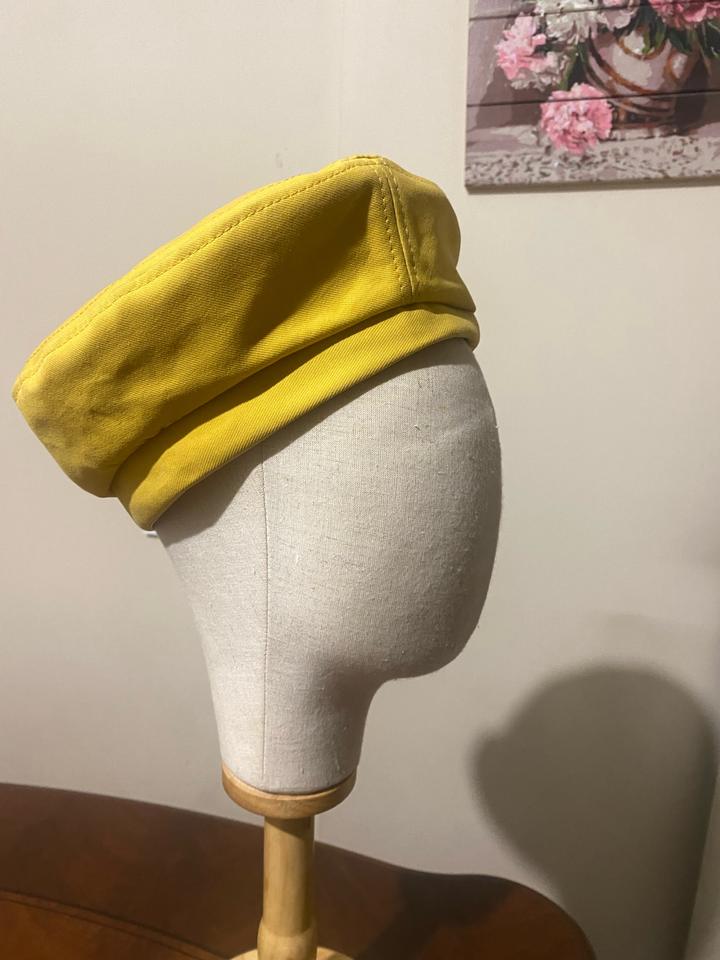 Берет новый желтый