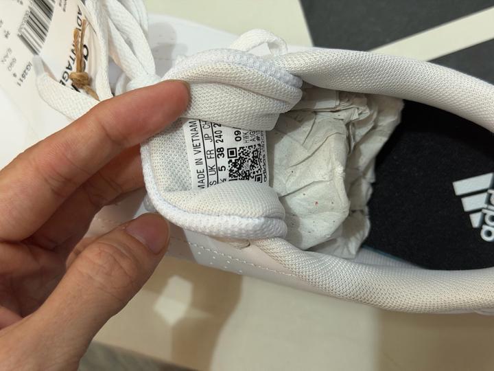 Женские кроссовки adidas