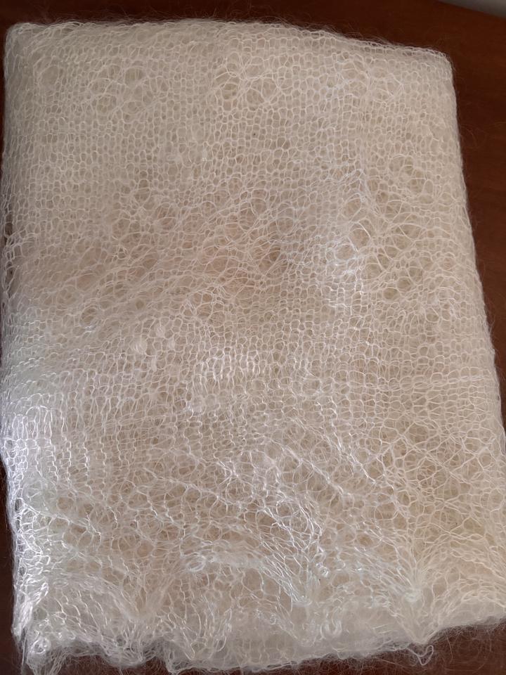 Пуховый, ажурный оренбургский платок