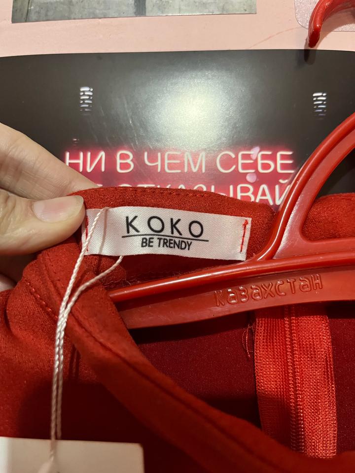 Красное бархатное короткое платье в стиле минимализма