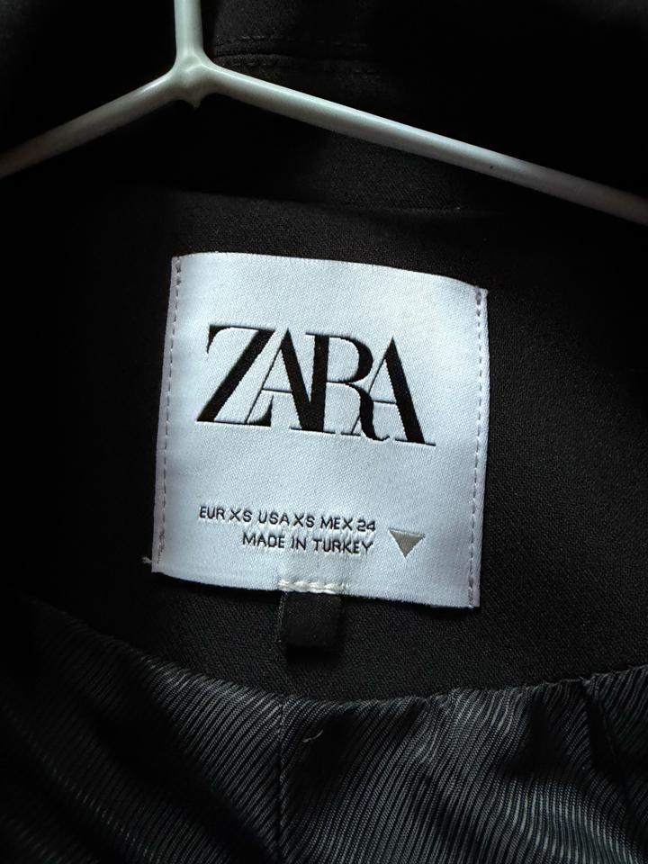 Кроп-пиджак Zara.