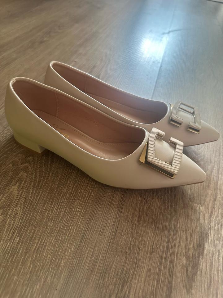 Женские бежевые туфли-балетки с декоративной пряжкой