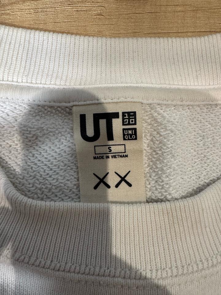 Белая кофта Kaws x Uniqlo