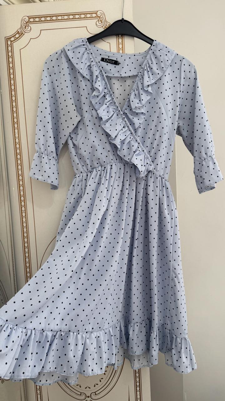 Голубое платье в горошек