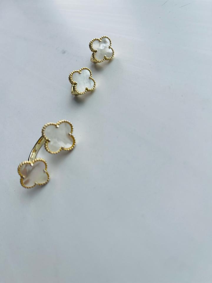 Серьги и кольцо серебряный с перламутром продам.