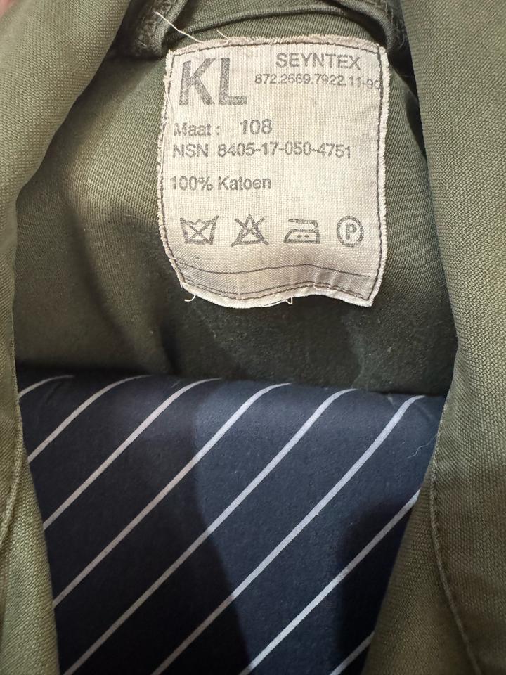 оливковая военная куртка
