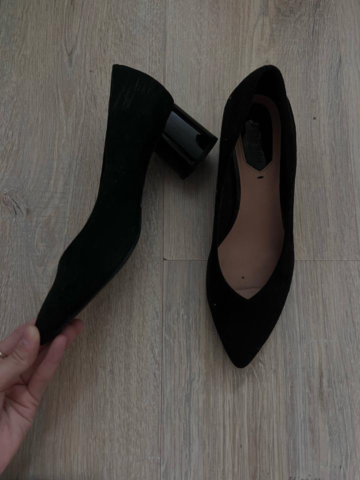 Черные туфли на устойчивом каблуке