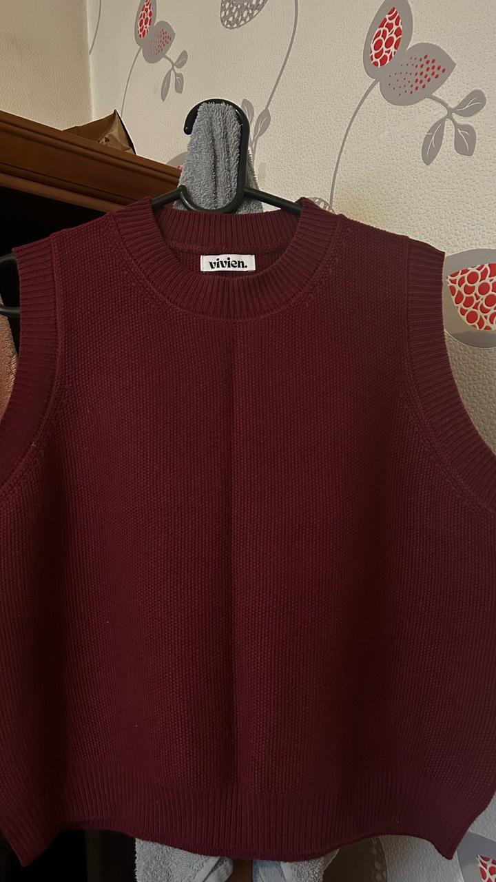 Бордовая жилетка вязаная