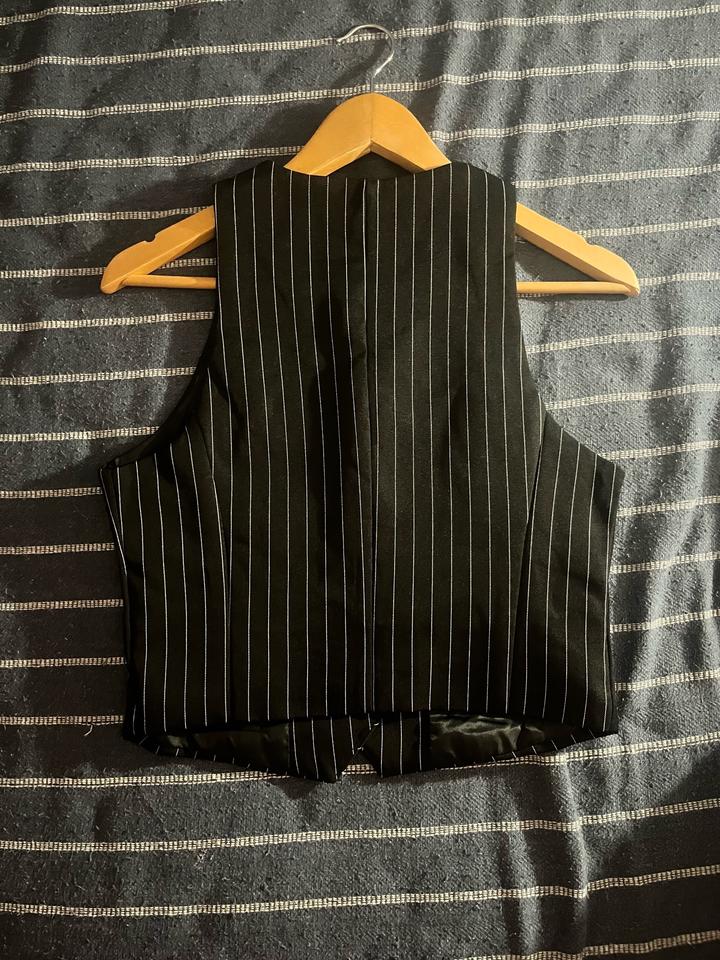 Темно синий костюм в полоску