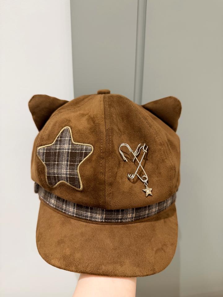 Коричневая шапка с кошачьими ушками