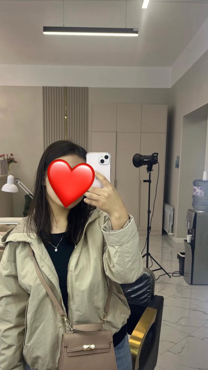 Бежевая женская ветровка с капюшоном