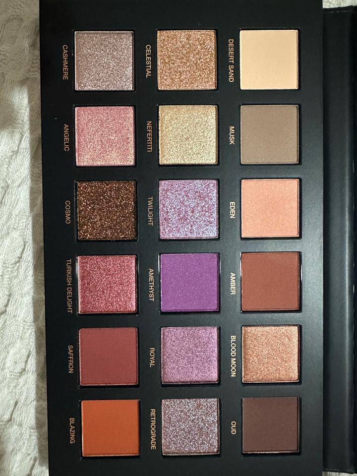 Huda Beauty палетка новая