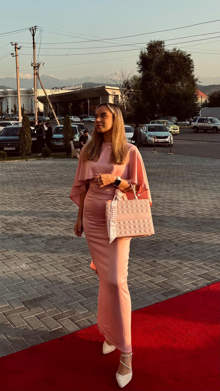 Розовое платье