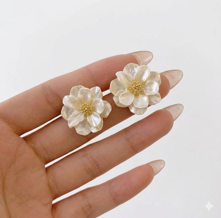 Серьги в виде цветка камелий