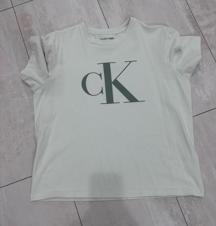 Продам футболку Calvin Klein