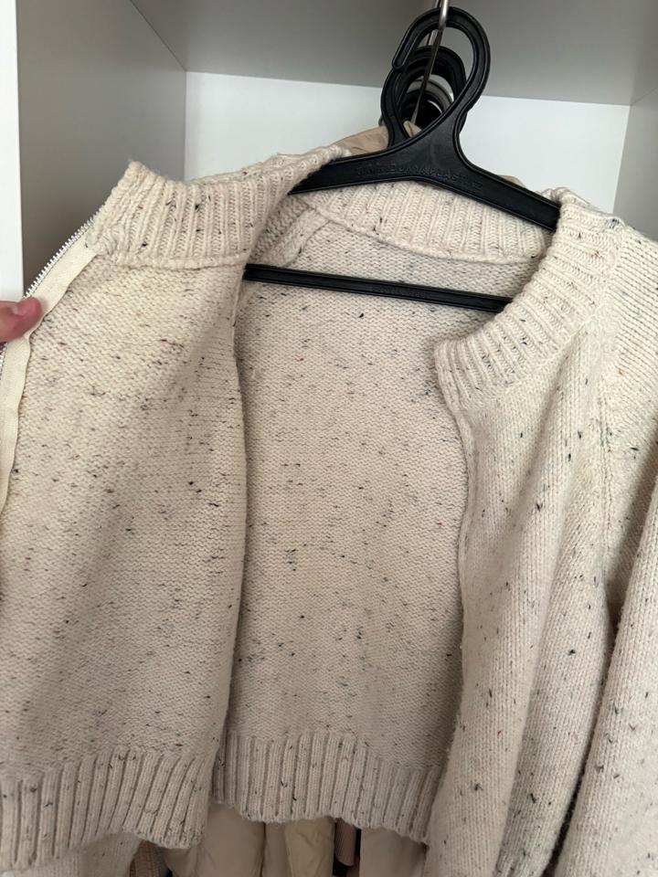 Белый бомбер на замке