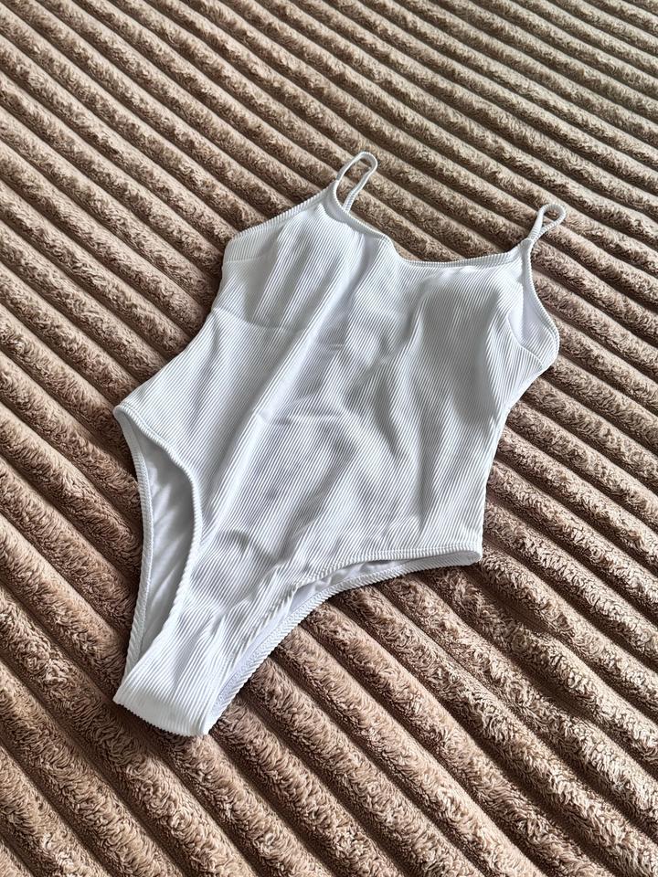 Белый купальник