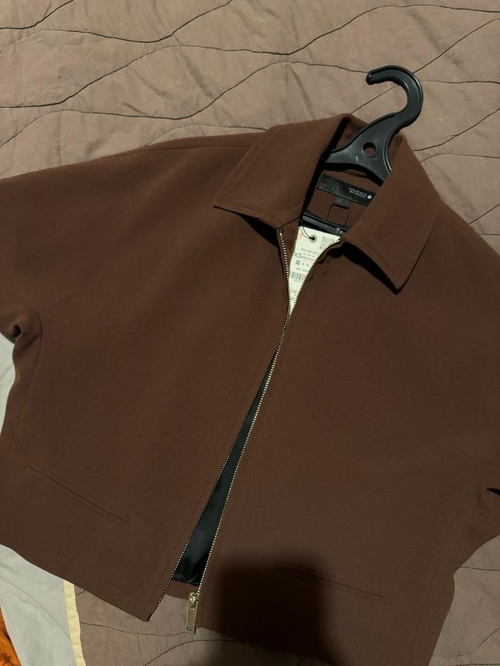 Короткий пиджак Zara.