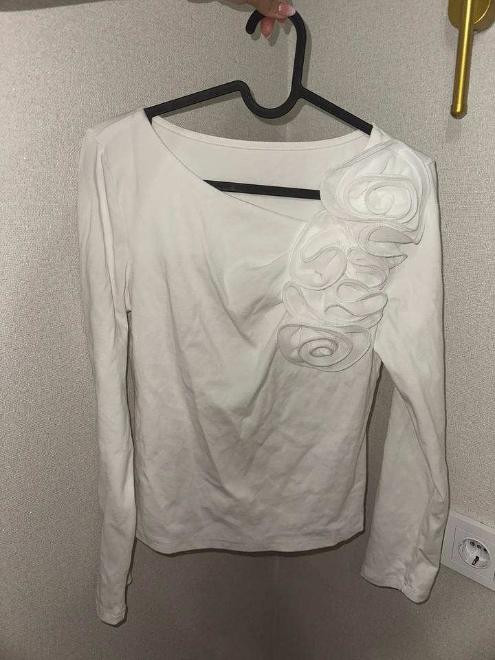 Белая кофта с акцентными цветами