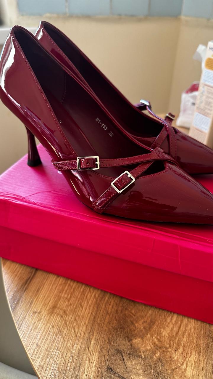 Бордовые лакированные туфли 38 р. Абсолютно новые.