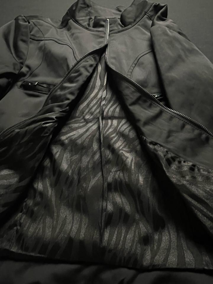 Черная легкая куртка с шнуровкой