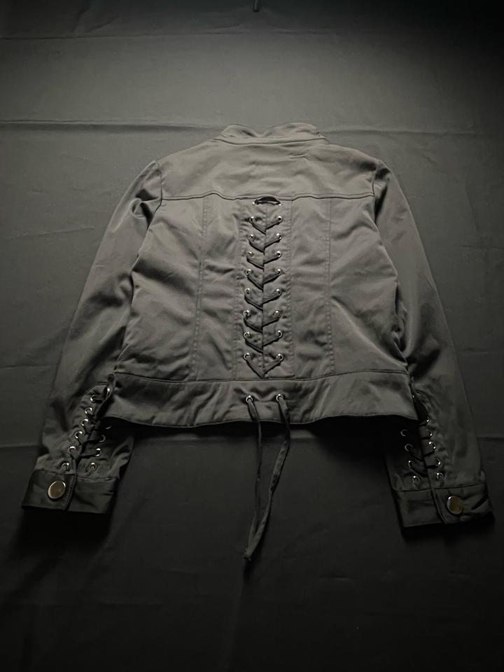 Черная легкая куртка с шнуровкой